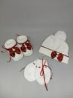 kit luva, touca e sapatinho branco com laço vermelho para bebê de 0 a 2 meses em tricô