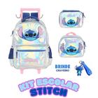 Kit Mochila Rodinhas Stitch Holográfica c/ Lancheira  Estojo