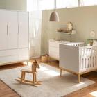 Kit Quarto Theo com Pés Square Natural - Berço Mini Cama + Cômoda 6 Gavetas + Guarda-Roupa 3 Portas - Branco