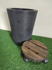 kit vaso coluna para planta em polietileno + suporte de madeira com rodizio 25cm