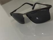 Óculos Juliet com armação metálica na cor grafite e lentes pretas  polarizadas Uv400 na cor preta.
