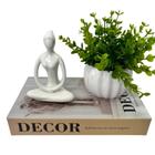 Livro decorativo Decor + mulher meditando + vaso branco