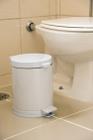 Lixeira Pedal Cesto Lixo Banheiro Cozinha Recipiente Plastico Preta 10,5L Branco