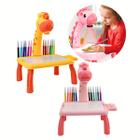 Lousa Mágica Infantil com Projetor Girafinha, Mesa de Desenho Educativa com 24 Desenhos e Canetas - Dute Toys