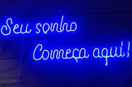 Luminária led neon - Letreiro seu sonho começa aqui - com 3 efeitos de luz - Alpha7 neon