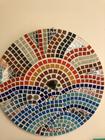 Mandala redonda em mosaico com pastilhas de vidro