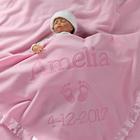 Manta de bebê de presente personalizado para menina - Nome com desenho de pés de coração infantil - rosa ou azul (texto multi-linha)