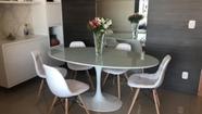 Mesa de Jantar Tulipa Saarinen Oval 140x90 cm Laqueada + Vidro