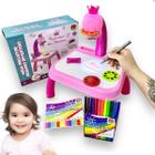 Mesa Projetora Infantil Mesinha Atividades Brinquedo Menina 24 Desenhos Canetas Caderno - DM Toys