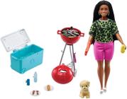 Mini Barbie Playset +, acessórios e animais de estimação, tema de churrasco com churrasqueira perfumada, de 3 a 7 anos