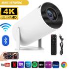 Mini projetor 4K portátil com conectividade Bluetooth para som sem fio.