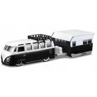 Miniatura - 1:64 - Volkswagen Kombi e Alameda Trailer - Tow & Go Maisto Design - 11368