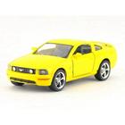 Miniatura Ford Mustang GT 2006 Kinsmart 1:38 Metal e Fricção Amarelo