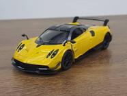 Miniatura Pagani Huayra 2016 Kinsmart 1:38 Metal e Fricção Amarelo