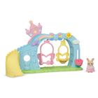 Nursery Swing Calico Critters com bebê embalado em coelho leiteiro