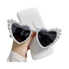 Óculos de Sol Feminino Luxuoso com Pedrarias - Design de Coração e Lentes Finas