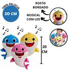 Pelucia Baby Shark Musical Com Luz Led Desenho Infantil Bebê Tubarão 20 CM