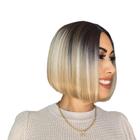 Peruca Lace Front Loira Curta com Mechas Raiz Escura Ombre Hair Fibra Premium Modelo Mary, Sleek