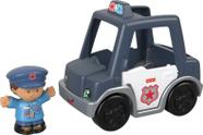 Pessoas pequenas de Toy Fisher-Price ajudando outras pessoas no carro da polícia