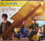 Pictionary Air Harry Potter Family Drawing Game, Wand Pen, 112 Cartões de Pista de Dupla-Lateral com Pistas bônus de imagem, Porta-malas, Pacote de Colecionador. Presente para crianças de 8 anos e up - Mattel Games