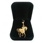 Pingente Dourado Feminino Cavalo Rodeio Banhado a Ouro 18k