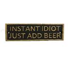 Placa com frase divertida instant idiot just add beer