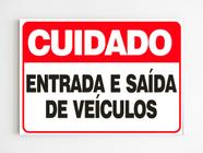 Placa de aviso cuidado entrada e saída de veículos mdf 20x29 - Genérico