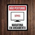 Placa Decorativa Geek Divertida Séries Maratona em andamento Filmes