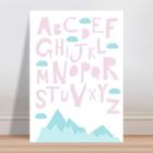 Placa decorativa infantil montanhas azul alfabeto rosa