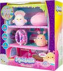 Playset Squishville Blue Seas Inn com 2 Squishmallows de 2 polegadas