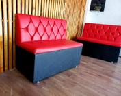 Poltrona sofá booth 1,10 cm acento e encosto vermelho base preto capitone a mão sku232