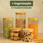 Conjunto de 5 potes de vidro herméticos de tamanhos variados com tampas de bambu, organizados sobre uma superfície de madeira