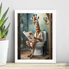 Quadro Banheiro Girafa Lendo Jornal No Vaso 33x24cm - com vidro