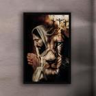 Quadro Decorativo Jesus Orando Leão e Cruz 60x40 com Moldura