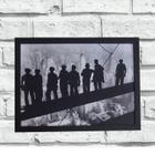 Quadro Decorativo Metal Cidade Homens de Preto 29x41x2 Preto