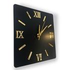 Relógio de parede 25cm preto, quadrado, algarismos romanos dourados.