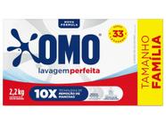 Embalagem de sabão em pó Omo Lavagem Perfeita de 2,2kg com destaque para a nova fórmula e tecnologia de remoção de manchas