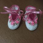 Sapatinho de crochê para bebe feminino com aplique de mini rosas