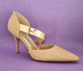 Sapato scarpin aberto nude com fita dourada transpaçada elegante e confortavel