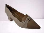 Sapato scarpin couro cor creme com tan, salto bloco e bico fino, com nó de couro detalhe peito pé.