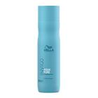 Shampoo Wella Professionals Invigo Aqua Pure, com cuidado