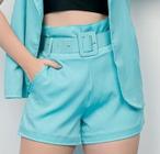 Short feminino em alfaiataria com bolsos e cinto e zíper