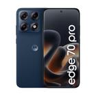 Smartphone Motorola Edge 70 Pro na cor azul, exibindo o conjunto de quatro câmeras traseiras e a tela frontal ligada com o nome do modelo