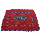 Tapete De Crochê Artesanal 87Cm Barbante Vermelho N8 Borda Azul Para Sala Quarto Escritório