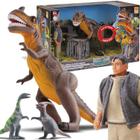 Tiranossauro Rex Com Som Boneco Caçador e 2 Mini Dinossauros