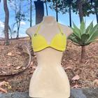 Top de biquini amarelo com furos