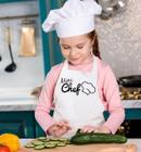 Transforme seu pequeno chef em um chef profissional com o nosso avental infantil Vida Pratika Mini Chef Branco!