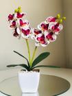 Vaso branco pequeno com orquídea artificial em silicone altura 23 centímetros