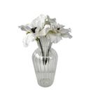 Vaso de vidro pequeno decorativo plissado com flor branca