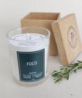 Vela aromática com óleo essencial de alecrim - Foco